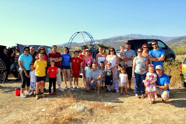 Foto de grupo AMPA con algunos de sus muchos voluntarios, desarrollando actividades ecologistas en pleno campo.