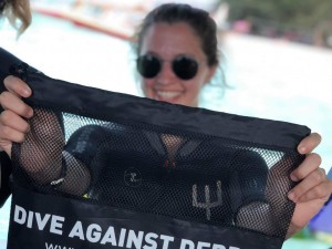 OW student ready to do dive against debris dive