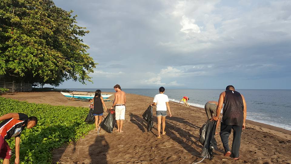 beach clean up in dauin