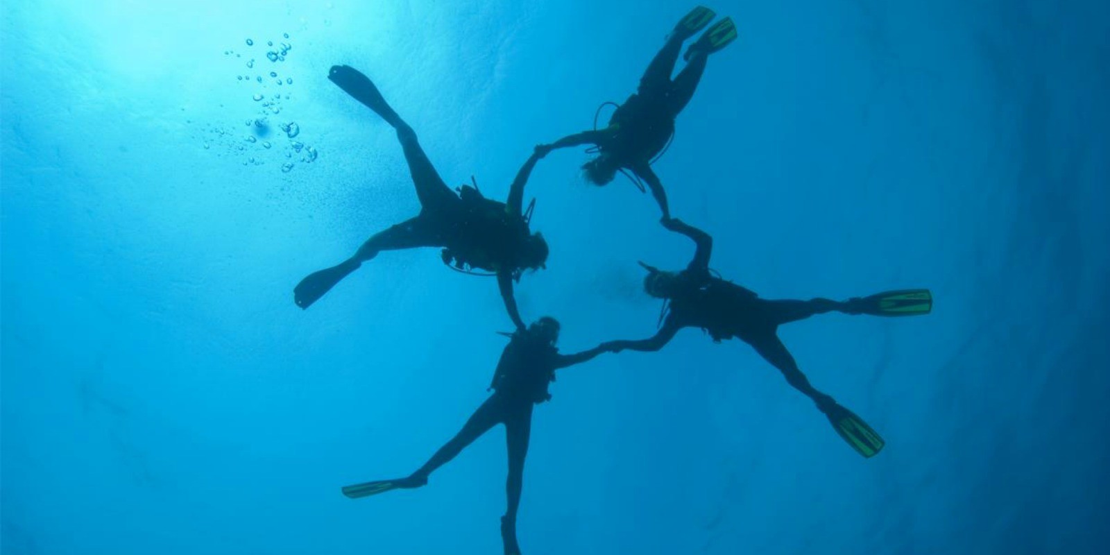 Divers in Circle