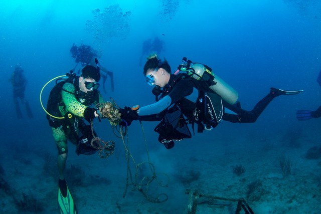 Jack and Hannah Dive Against Debris Rainbow Reef