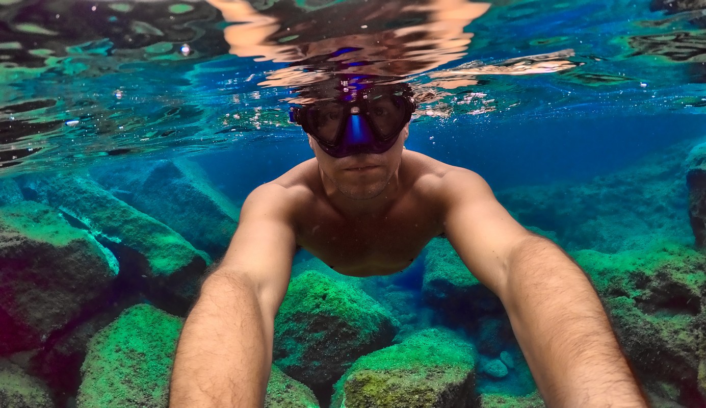 Photo by Borja Gómez-Rey on Unsplash underwater selfie